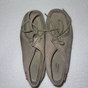 Comfy comfy Clark’s! Size 6